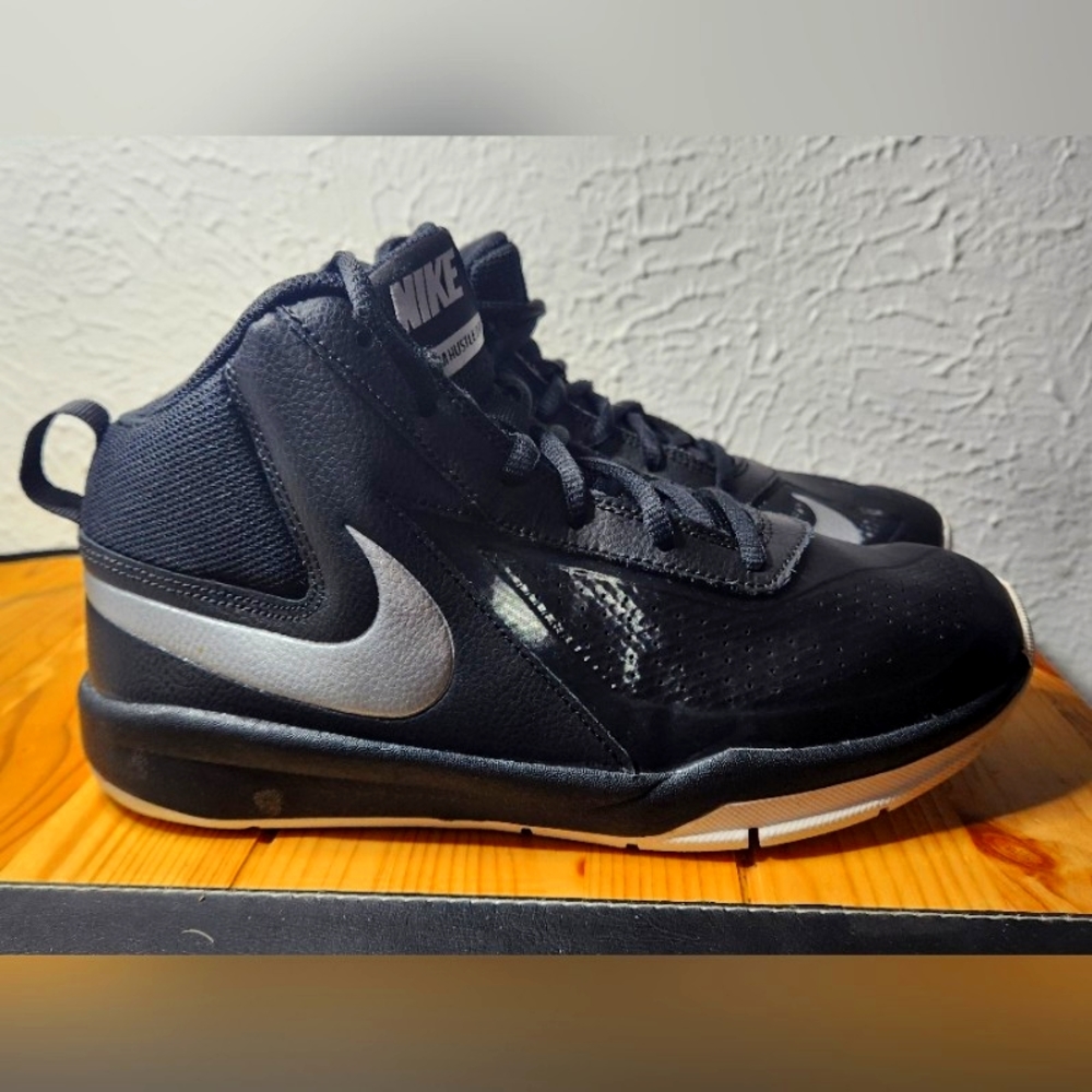 Nike Team Hustle kids shoe